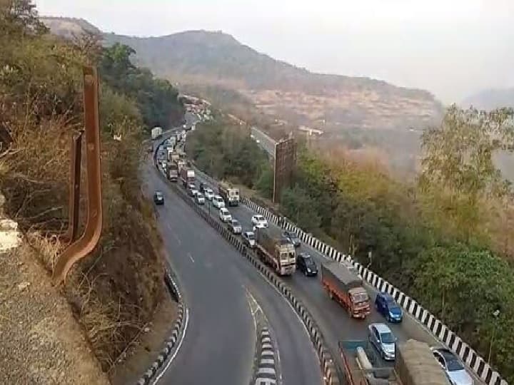 मुंबई-पुणे एक्सप्रेस वेच्या पुलांचे आणि बोगदयाचे काम युध्द पातळीवर सुरू Construction work of bridges and tunnels on Mumbai-Pune Expressway Work started fast मुंबई-पुणे एक्सप्रेस वेच्या पुलांचे आणि बोगदयाचे काम युध्द पातळीवर सुरू