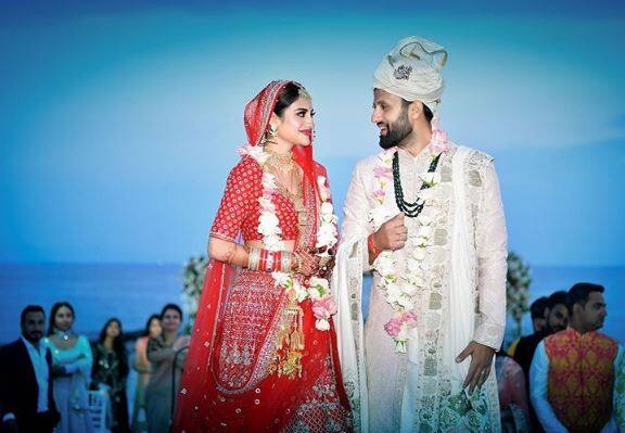 नूसरत जहा - निखिल जैन : नुसरत यांनी बॉयफ्रेंड निखिल जैन याच्यासोबत तुर्की येथे लग्न केलं होतं. या सोहळ्याचा फोटो सोशल मीडियावर शेअर करत त्यांनी चाहत्यांना त्यांच्या लग्नाची माहिती दिली होती. काही महिन्यांच्या रिलेशनशिपनंतर दोघांनीही लग्न करण्याचा निर्णय घेतला. नुसरत जहां बंगाली सिनेसृष्टीतील आघाडीची अभिनेत्री म्हणूनही ओळखल्या जातात. (फोटो: इंस्टाग्राम)