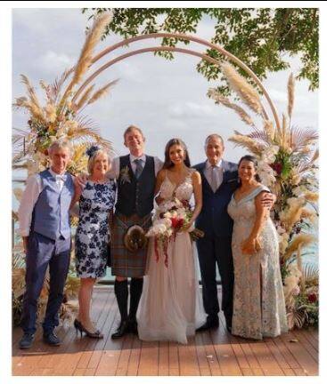 ब्रूना अब्दुल्लाह - अल्लन फ्रेजर : 'आई हेट लव स्टोरीज' आणि 'ग्रँड मस्ती' या चित्रपटांमधून बॉलिवूडमध्ये झळकलेली अभिनेत्री ब्रूना अब्दुल्लाह हिने अल्लन फ्रेजरसोबत लग्न केलं आहे. जेव्हा दोघांनी लग्न केलं तेव्हा ब्रूना गरोदर होती. लग्नानंतर 31 ऑगस्टला ब्रुनाने एका गोंडस मुलीला जन्म दिला. तिचं नाव इसाबेल ठेवलं आहे. (फोटो: इंस्टाग्राम)