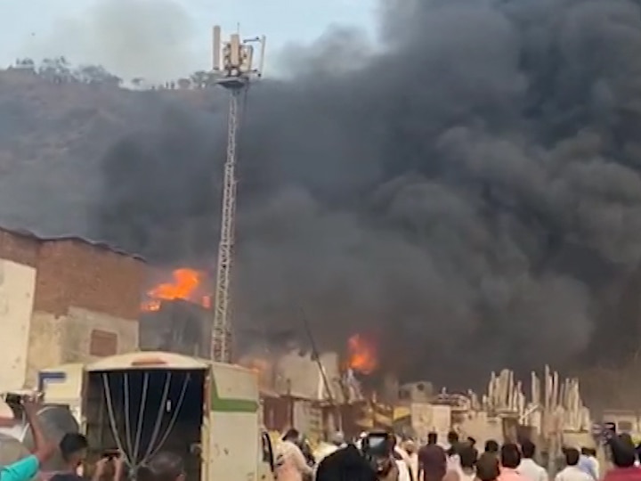 Fire fighting operations underway at the factory in Ghatkopar मुंबईतल्या असल्फा मेट्रो स्थानकालगतच्या परिसरातला आगडोंब कायम, थीनरचा कारखाना भस्मसात