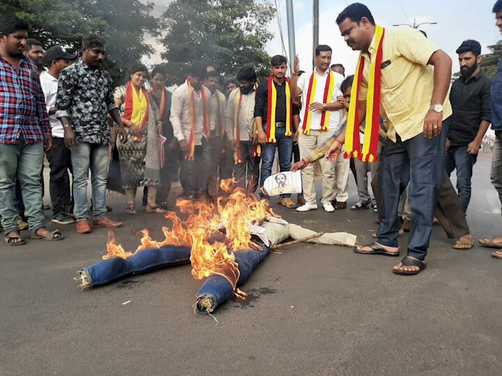 Protest against Chief Minister Uddhav Thackeray in Belgaum बेळगावात मुख्यमंत्री उद्धव ठाकरेंच्या प्रतिकात्मक पुतळ्याचे दहन; शिवसेना, कनसे वाद चिघळण्याची शक्यता