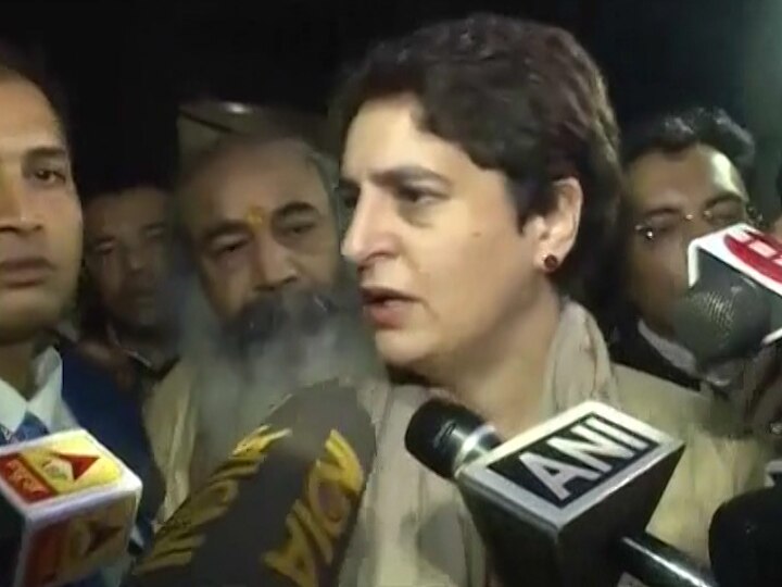 priyanka gandhi travelled on a two wheeler after she was stopped by police while she was on her way to meet family members of former ips officer sr darapuri पोलिसांनी गळा दाबत धक्काबुक्की केली : प्रियांका गांधी