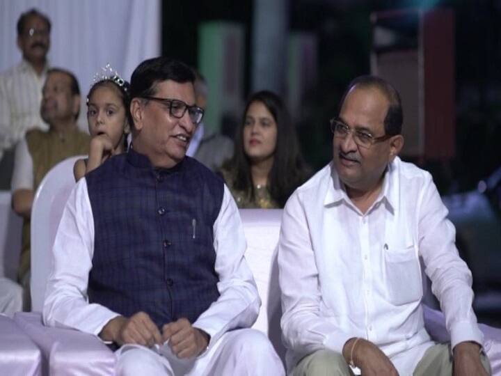 एकमेकांवर आरोप-प्रत्यारोप करणारे बाळासाहेब थोरात-राधाकृष्ण विखे एकाच सोफ्यावर balasaheb thorat and radhakrishn vikhe patil attend marriage ceremony ahmednagar एकमेकांवर आरोप-प्रत्यारोप करणारे बाळासाहेब थोरात-राधाकृष्ण विखे एकाच सोफ्यावर