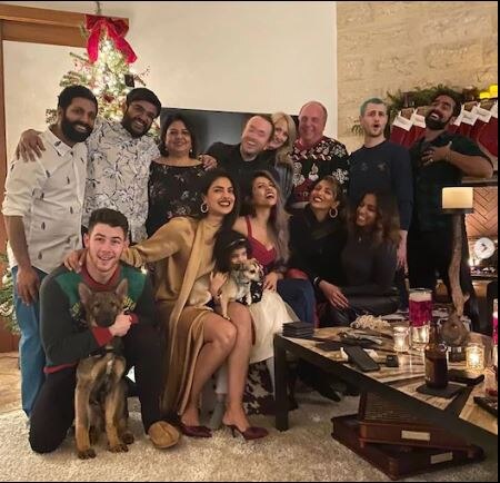 निक-प्रियांका यांच्या ख्रिसमस पार्टिचे फोटोही सोशल मीडियावर प्रचंड व्हायरल झाले होते. (Photo Credit: @priyankachopra Instagram)