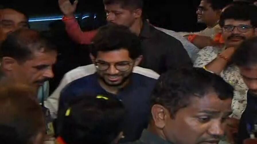 Cabinet Expansion | ठाकरे सरकारच्या मंत्रिमंडळात 'आदित्य'ही घेणार शपथ Aaditya Thackeray may swear in as minister in Thackeray government Cabinet Expansion | ठाकरे सरकारच्या मंत्रिमंडळात 'आदित्य'ही घेणार शपथ