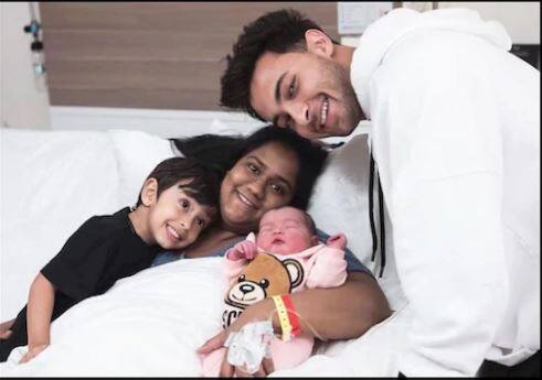 इंस्टाग्रामवर हॉस्पिटलमधून आयतचे काही गोंडस फोटो पोस्ट करत त्यांनी लिहिलं आहे की, 'या सुंदर जगात तुझं स्वागत आहे. तू आमच्या आयुष्यात खूप आनंद घेऊन आला आहेस. तू सर्वांच्या आयुष्यात प्रेम आणि आनंद दे.'. (फोटो : इंस्टाग्राम)