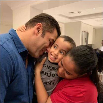 सलमान खानही आपल्या भाचीला पाहून फार खूश आहे. त्याने ट्विटरवर एक प्रेमळ संदेश दिला आहे. त्यांनी लिहिलं आहे की, 'या सुंदर जगात आयत तुझं स्वागत आगे. संपूर्ण कुटुंबाला सर्वात सुंदर वाढदिवसाच्या गिफ्टसाठी धन्यवाद अर्पिता आणि आयुष.' (फोटो : इंस्टाग्राम)