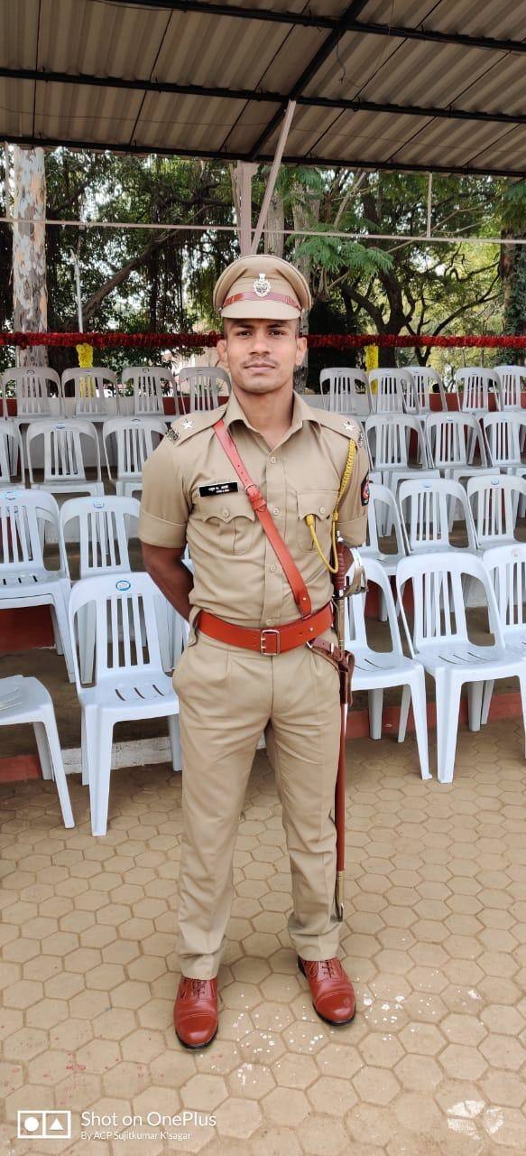 भारतीय तिरंगा आंतरराष्ट्रीय कुस्तीत डौलानं फडकावणारा मराठमोळा पैलवान राहुल आवारेची पोलीस उपअधीक्षकांच्या गणवेशातली छायाचित्रं सोशल मीडियावर व्हायरल झाली आहेत. 