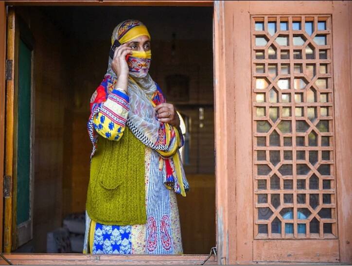 Jammu and kashmir official says sms services to be restored from midnight जवळपास चार महिन्यांनंतर जम्मू-काश्मिरमध्ये मोबाइल SMS सेवा सुरू