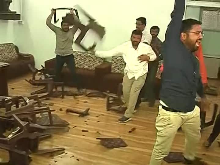 congress party workers vandalized congress bhavan office in pune sangram thopate काँग्रेसच्या संग्राम थोपटेंना मंत्रिपद न मिळाल्यानं समर्थकांचा राडा, पुणे काँग्रेस भवनाची कार्यकर्त्यांकडून तुफान तोडफोड