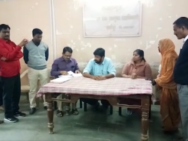 Minister Bachhu Kadu on Action mode two officers suspended in daryapur amravati राज्यमंत्री बच्चू कडूंचा दणका, कामात हलगर्जीपणा केल्याने दोन तहसीलदारांचं निलंबन