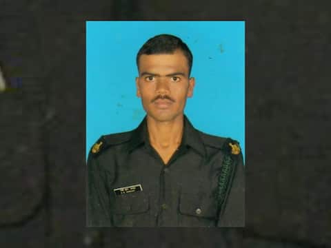 सातारचा वीरपुत्र शहीद संदीप सावंत यांना लष्करी इतमामात अखेरचा निरोप सातारचा वीरपुत्र शहीद संदीप सावंत यांना लष्करी इतमामात अखेरचा निरोप