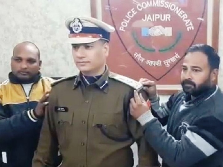 Jaipur DCP Rahul Prakash has been promoted as DIG, sweepers put shoulder badge on the uniform बढती मिळालेल्या IPS अधिकाऱ्याने सफाई कर्मचाऱ्यांकडून वर्दीवर स्टार लावून घेतले!