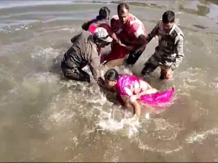  Kolhapur flood affected women jumped into the river in front of mp Dhairyasheel mane कोल्हापुरात पूरग्रस्त महिलांच्या खासदार धैर्यशील मानेंसमोरच नदीत उड्या