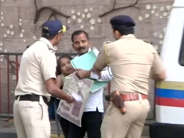 police catch farmer with her daughter from matoshree मातोश्रीबाहेरुन पोलीसांनी ताब्यात घेतलेल्या शेतकऱ्याची मुख्यमंत्र्यांकडून दखल