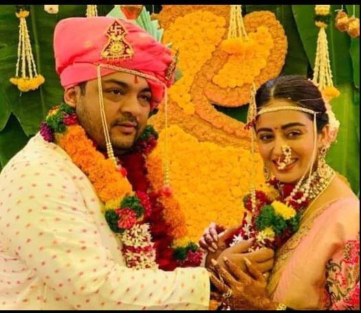 अभिनेत्री नेहा पेंडसे आपल्या लग्नाची तयारी खूप आधीपासून करत होती. टीव्ही अभिनेत्री आणि 'बिग बॉस 12' च्या स्पर्धक नेहा पेंडसेने आपल्या लग्नाच्या पेहरावासाठी पेस्टल कलर शेडची निवड केली आहे.