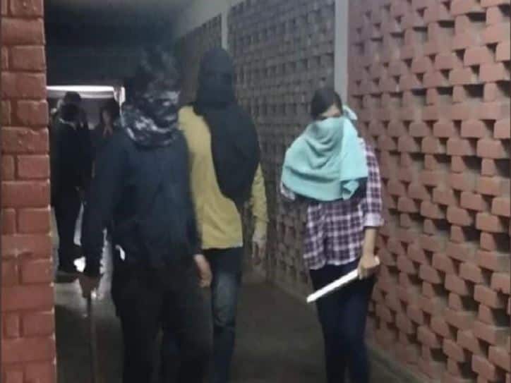 छात्रसंघाच्या अध्यक्षासह विद्यार्थी, प्राध्यापकांना मारहाण, केजरीवाल, राहुल गांधीचं सरकारवर टीकास्त्र jnu president aishe ghosh injured in attack delhi छात्रसंघाच्या अध्यक्षासह विद्यार्थी, प्राध्यापकांना मारहाण, केजरीवाल, राहुल गांधीचं सरकारवर टीकास्त्र