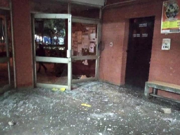 जेएनयूत रविवारी रात्र काय झालं? मास्कधारी गुंडांचा मुलींच्या वसतीगृहात हैदोस masked mob enters jnu campus attacks students and faculty जेएनयूत रविवारी रात्र काय झालं? मास्कधारी गुंडांचा मुलींच्या वसतीगृहात हैदोस