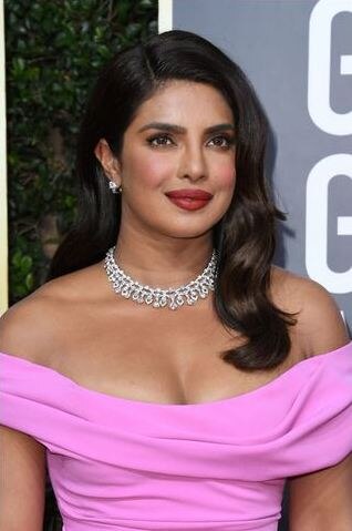 प्रियांका चोप्राने तिचा लूक डायमंड नेकपीससोबत पूर्ण केला. (Photo Credit: Getty Images) 