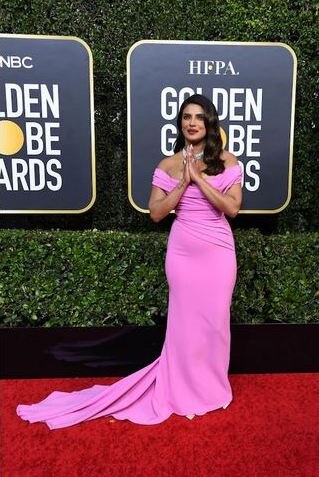 रेड कार्पेटवर प्रियांका चोप्रा तिची सिग्नेचर पोझ (हात जोडून चाहत्यांना अभिवादन) देतानाही दिसली. (Photo Credit: Getty Images)