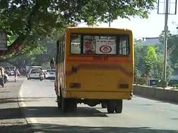 नामांकित शाळेच्या बसचं स्टेअरिंग गुन्हेगारांच्या हाती, विद्यार्थ्यांचा जीव धोक्यात