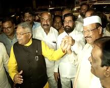 अब्दुल सत्तार आणि चंद्रकांत खैरे यांचं मनोमिलन, मुख्यमंत्र्यांसमोर हातात हात