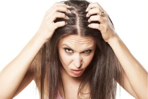 Hair Care : हिवाळ्यात चुकूनही करू नका 'या' चुका; अन्यथा केसांचं होईल नुकसान