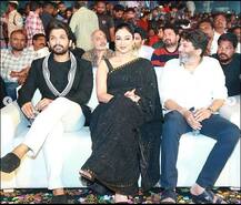 साऊथ सुपरस्टार अल्लू अर्जुनसोबत ब्लॅक साडीमध्ये दिसली बॉलिवूड अभिनेत्री तब्बू, व्हायरल होत आहेत फोटो