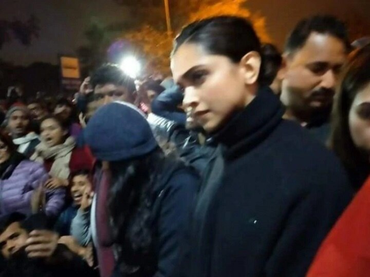 Deepika padukone attends kanhaiya kumar demonstration against jnu violence #JNU Attack : अभिनेत्री दीपिका पादुकोण जखमी विद्यार्थ्यांच्या भेटीला; विद्यार्थी संघटनेची अध्यक्ष आईशा घोषची घेतली भेट