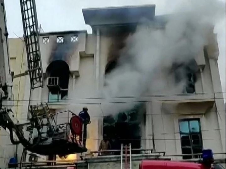 Delhi: Fire broke out at a paper printing press in Patparganj Industrial Area Delhi Fire : दिल्लीतील पटपडगंज परिसरात भीषण आग, एकाचा मृत्यू