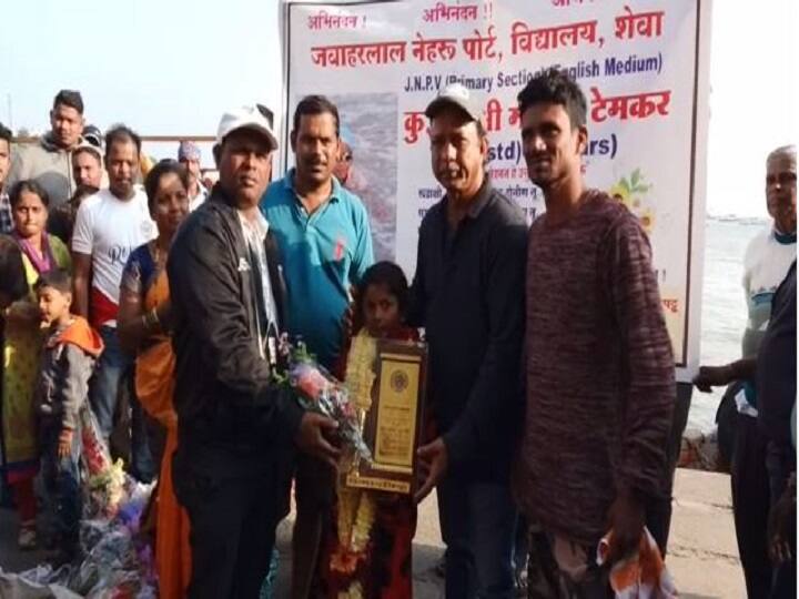 9-year-old Uran girl finished Raigad to Mumbai 23km distance in 8 hour and 10 minutes रेवस ते गेट वे ऑफ इंडिया अंतर 8 तासात पोहून पार, उरणच्या चिमुरडीचा भीमपराक्रम