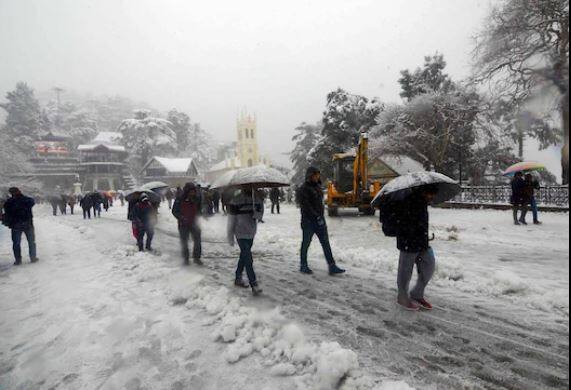  हिमाचल प्रदेशची राजधानी शिमाल्यामध्ये बुधवारी मोसमातील सर्वाधिक बर्फवृष्टी झाली आहे. रस्तांचा संपर्कही तुटला आहे. 