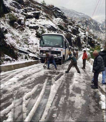  शिमल्यात 0 ते 0.5 सेल्सिअस अंश तापमानाची नोंद झाली आहे. परिसरात 20 सेमीहून अधिक बर्फवृष्टी झाली आहे. कुफरी आणि मशोबरा परिसरात 40 सेमीहून अधिक बर्फवृष्टीची नोंद झाली आहे. 