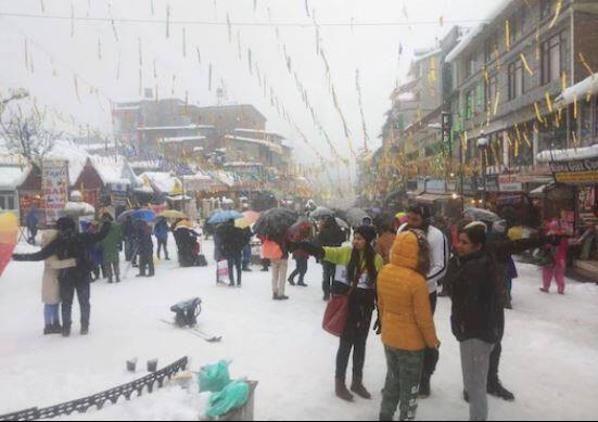 पर्यटकांची गर्दीही याठिकाणी पाहायला मिळत आहे. देशभरातील पर्यटक बर्फवृष्टीचा आनंद घेताना दिसत आहेत. 