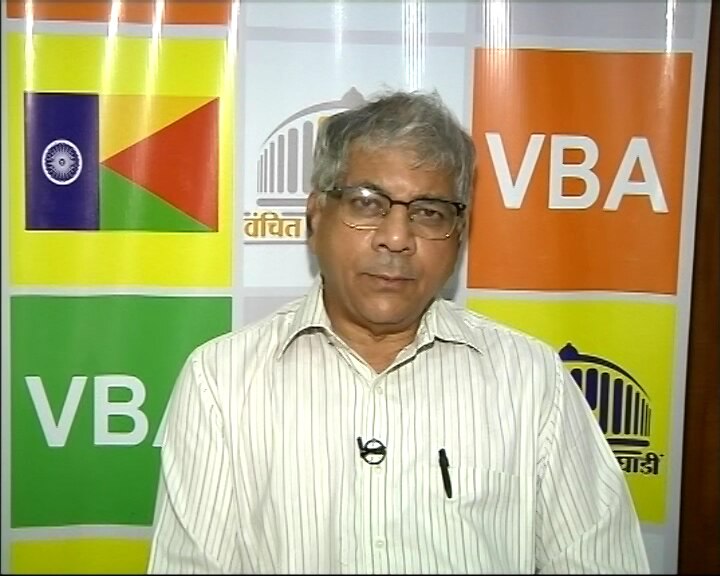 VBA leader Prakash ambedkar allegation on Central govt हे सरकार शेतकरी विरोधी, कंगाल आणि दारुड्यासारखे : प्रकाश आंबेडकर