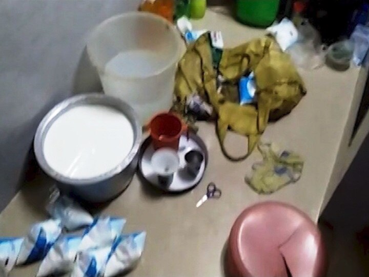 Milk adulteration gang busted by Mumbai police crime branch in Goregaon नामांकित कंपन्यांच्या दुधात भेसळ करणारी टोळी अटकेत, 139 लिटर दूध जप्त