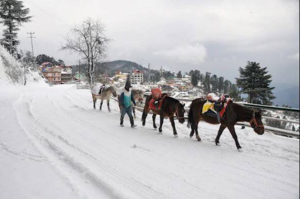 शिमलामध्ये मागील तीन दिवसांपासून सतत बर्फवृष्टी होत आहे. मागील तीस वर्षांत दुसऱ्यांदा तापमानाचा पारा उतरला आहे. 