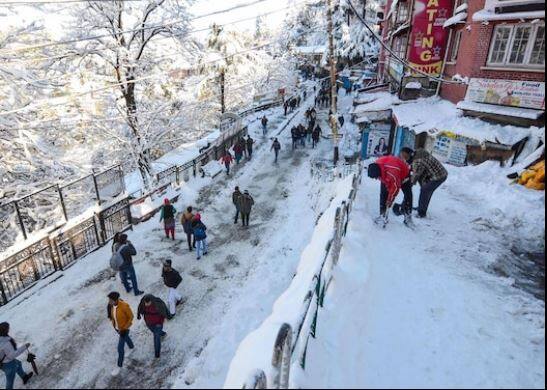 उत्तराखंडच्या पिथोरागढमध्ये बर्फवृष्टीमुळे लोकांना अनेक समस्यांचा सामना करावा लागत आहेत. 