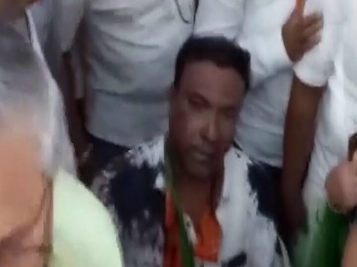 Eknath khadse supporter functionary beaten jalgaon infront bjp leader raosaheb danve and girish mahajan अध्यक्ष निवडणुकीच्या बैठकीत भाजप कार्यकर्त्यांमध्ये गोंधळ; दानवे, महाजन यांच्यासमोर तुफान राडा