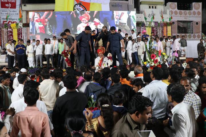 धनंजय मुंडेंचा सत्कार झाला त्यावेळी आकर्षक रोषणाई आणि आतिषबाजीही पाहायला मिळाली. त्यापूर्वी जवळपास 6 तास परळीतून त्यांची जंगी मिरवणूक निघाली. 