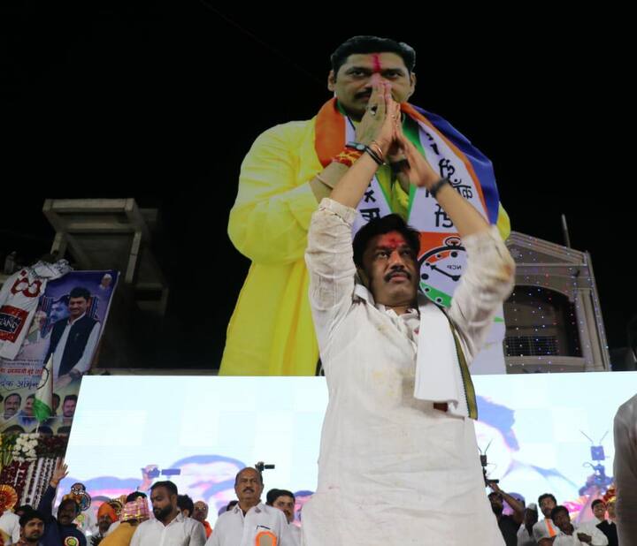 रात्री उशीर झाल्याने त्यांनी भाषण करणे टाळले आणि व्यासपीठावर नतमस्तक होत जनतेचे आभार मानले.