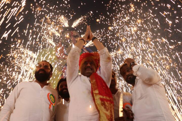  परळीकर जनतेने इतके अलोट प्रेम केले आहे की नुसते आभार मानून त्यांचे ऋण कधीच फिटणार नाहीत. आयुष्यभर त्यांची सेवा करता यावी हेच त्यांचे खरे मानणे ठरणार आहे, असं धनंजय मुंडे म्हणाले. 