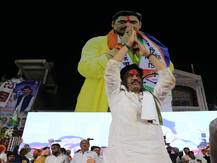 धनंजय मुंडेंचा परळीत भव्य नागरी सत्कार, मुंडे परळीकरांसमोर नतमस्तक