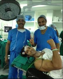 Unseen Photos: ब्रेन सर्जरीनंतर हृतिक रोशनचे फोटो समोर, आईने लिहिली भावुक पोस्ट