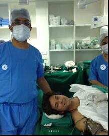 Unseen Photos: ब्रेन सर्जरीनंतर हृतिक रोशनचे फोटो समोर, आईने लिहिली भावुक पोस्ट