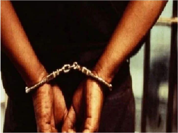 jammu kashmir police detain DSP for his association with terrorists जम्मू-काश्मीरमध्ये दहशतवाद्यांसोबत पोलीस उपअधीक्षकाला अटक