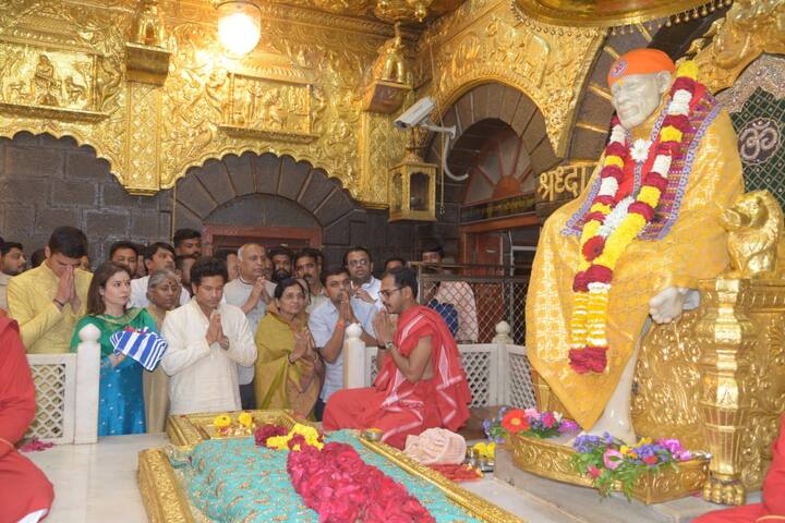 मास्टर ब्लास्टर सचिन तेंडुलकरने आज सहपरिवार साईदर्शनासाठी साई दरबारी हजेरी लावली. सचिनसह पत्नी अंजली, भाऊ अजित आणि मुलगा अर्जुन तेंडुलकर सोबत होते.