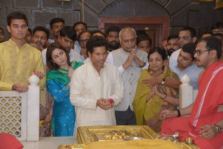 सचिन दर्शनाला येणार म्हणुन ग्रामस्थांसह त्याच्या चाहत्यांनी मंदिर परिसरात मोठी गर्दी केली होती. 