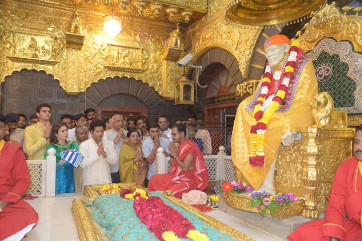 सचिन तेंडुलकरचं मंदिर परिसरात आगमन होताच सचिन... सचिन... अशा घोषणा त्याच्या चाहत्यांनी त्याचं स्वागत केलं.