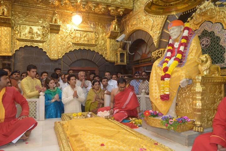 सचिनने साई बाबांची पाद्यपूजा करत साई समाधीचं मोठ्या भक्तीभावाने दर्शन घेतलं.